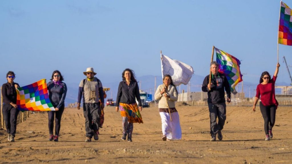 Comunidades indígenas marcharon por el desierto para proteger el Salar